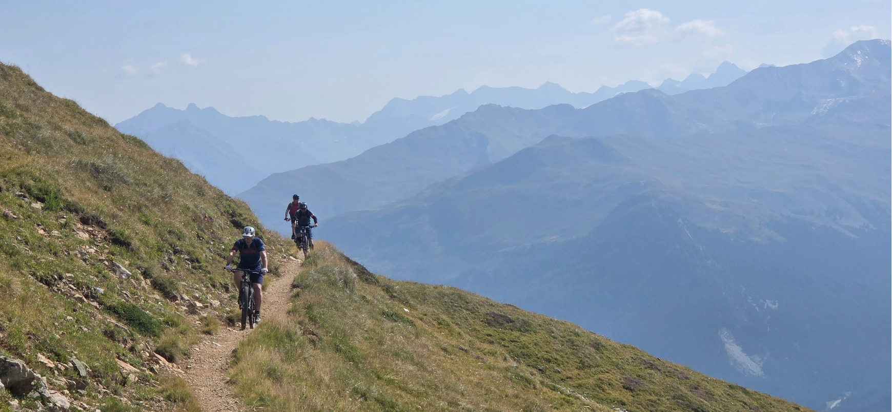 Drie mountainbikers over een bergtrail