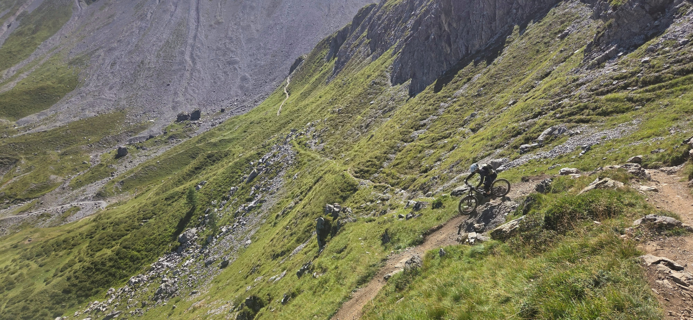 Mountainbiker op een afdaling