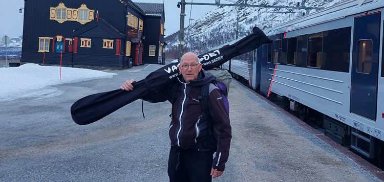 Skier met skizak vers uit de trein