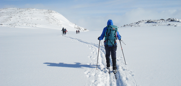 skier trekt een spoortje