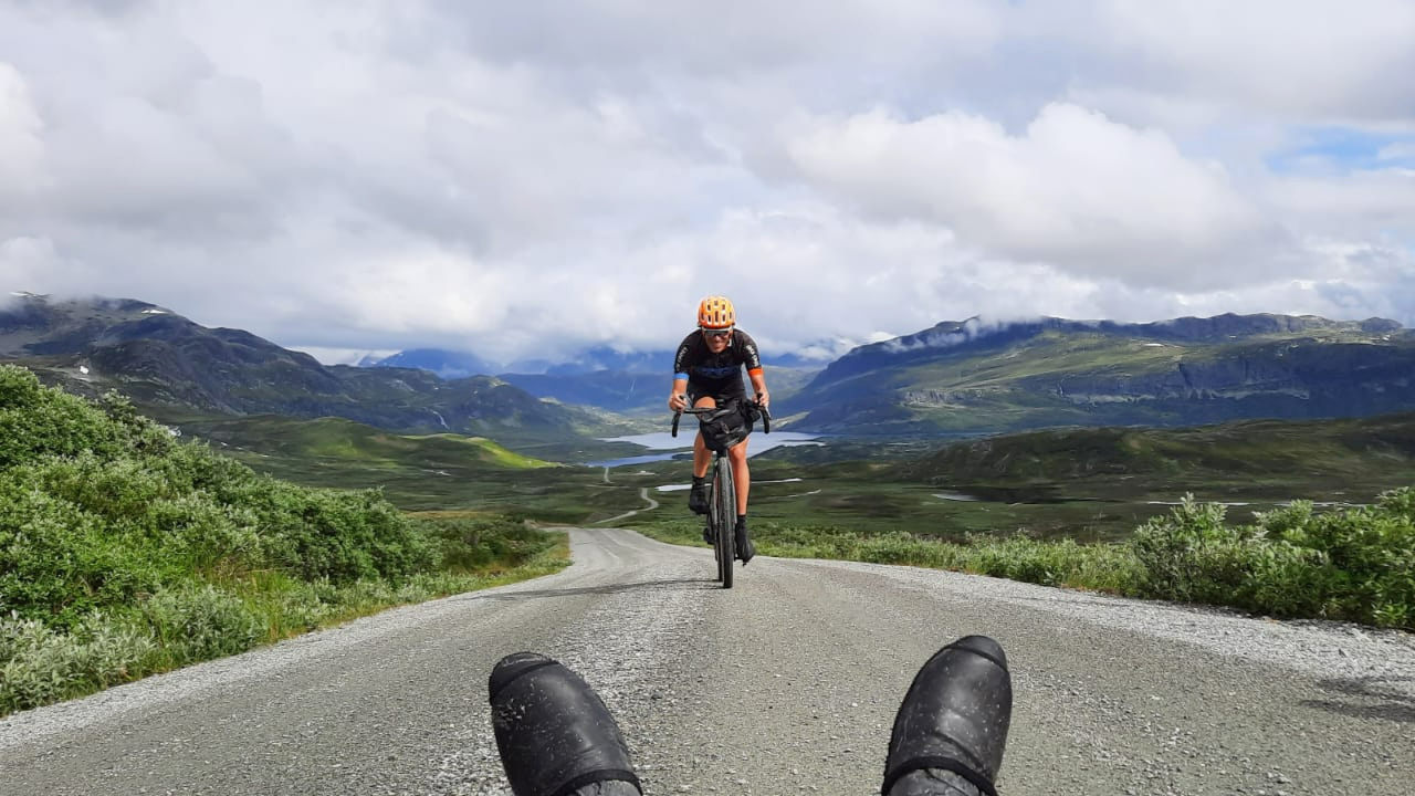 Een gravelbiker in Noorwegen
