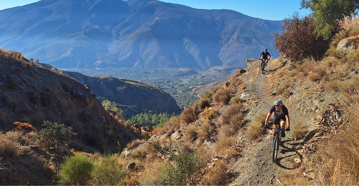 Twee mountainbikers in de Sierra Nevada