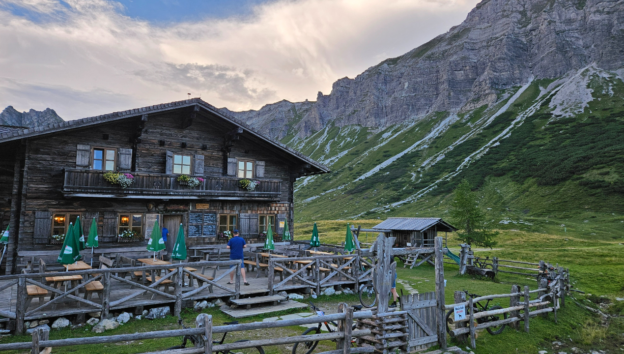 Een berghut met het Dachstein Massief erachter