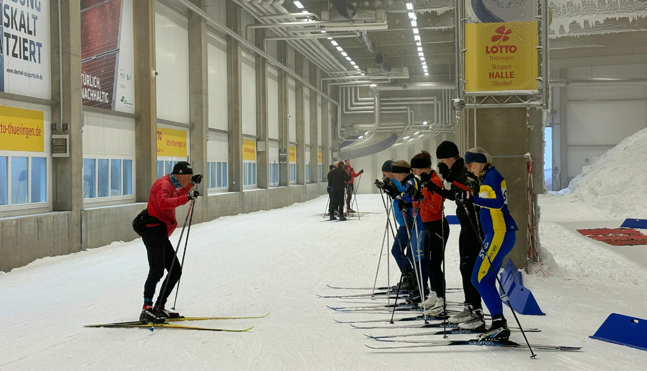 Instructie over skatingtechniek in de langlaufhal in Oberhof