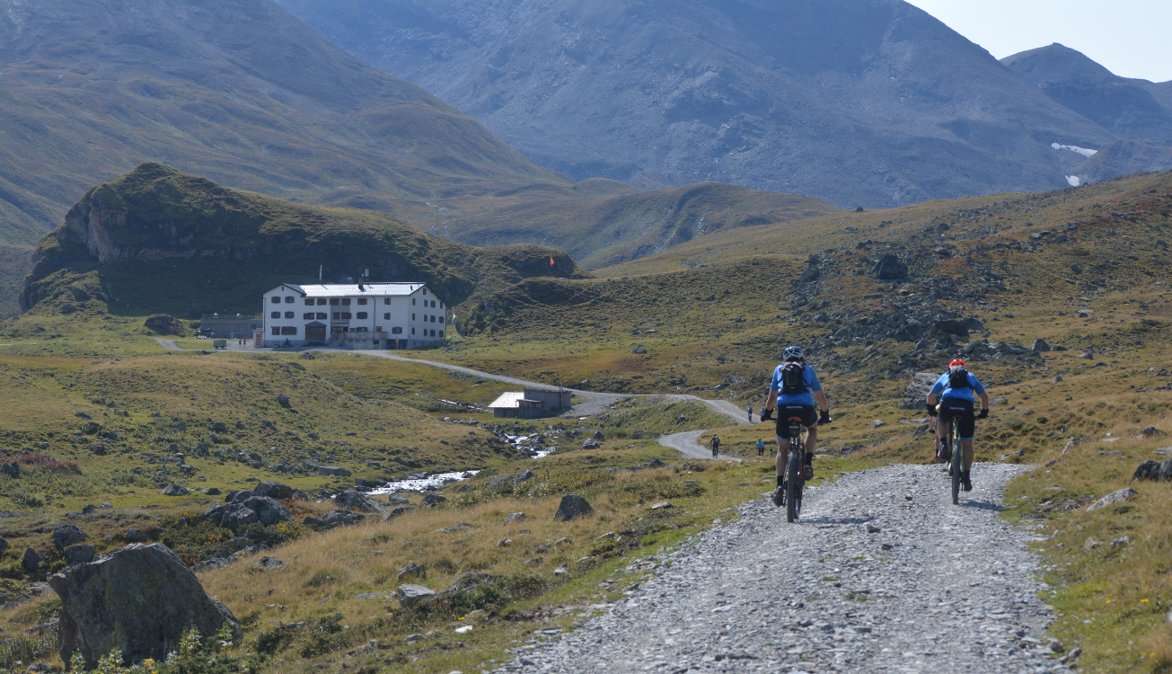 Twee mountainbikers onderweg naar een berghut
