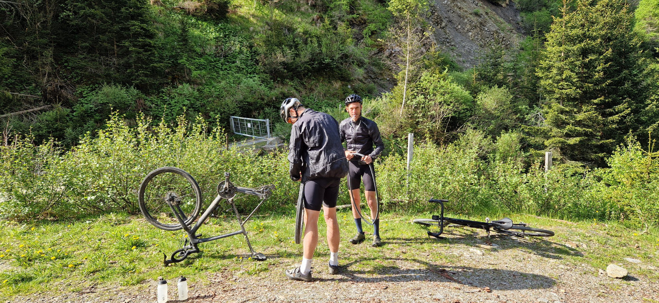 Twee gravelbikers die een lekke band aan het maken zijn