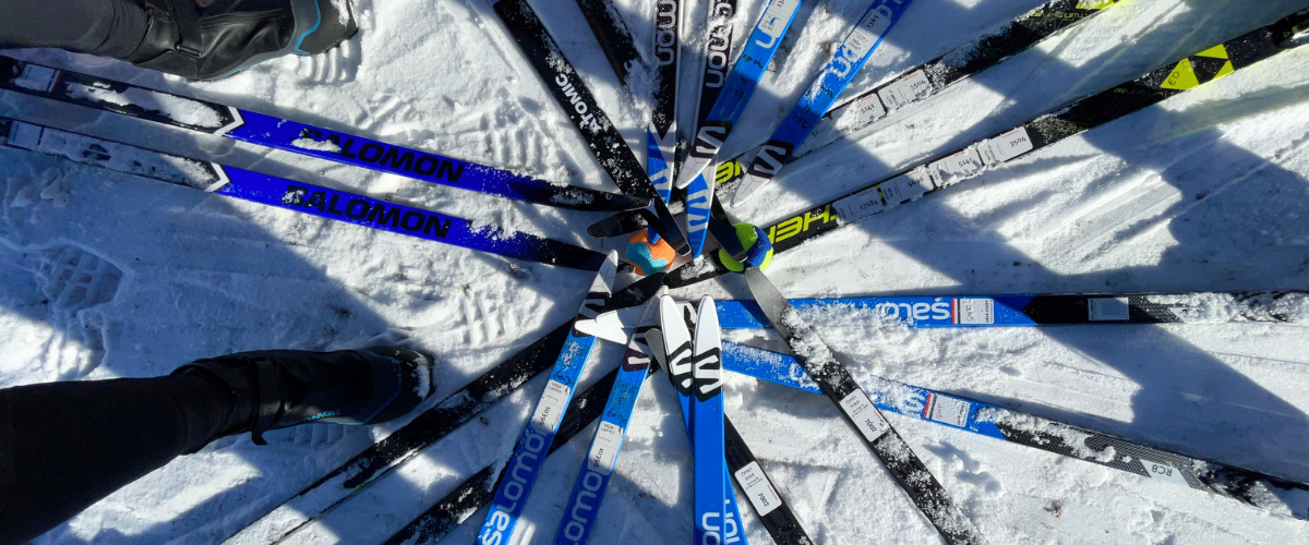 Een groep langlaufers met hun ski's in een cirkel