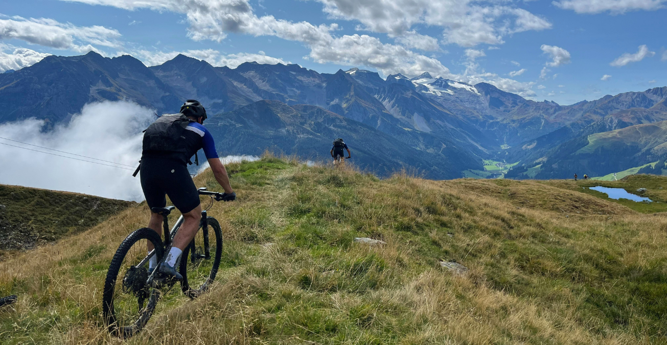 Twee mountainbikers boven Tirol