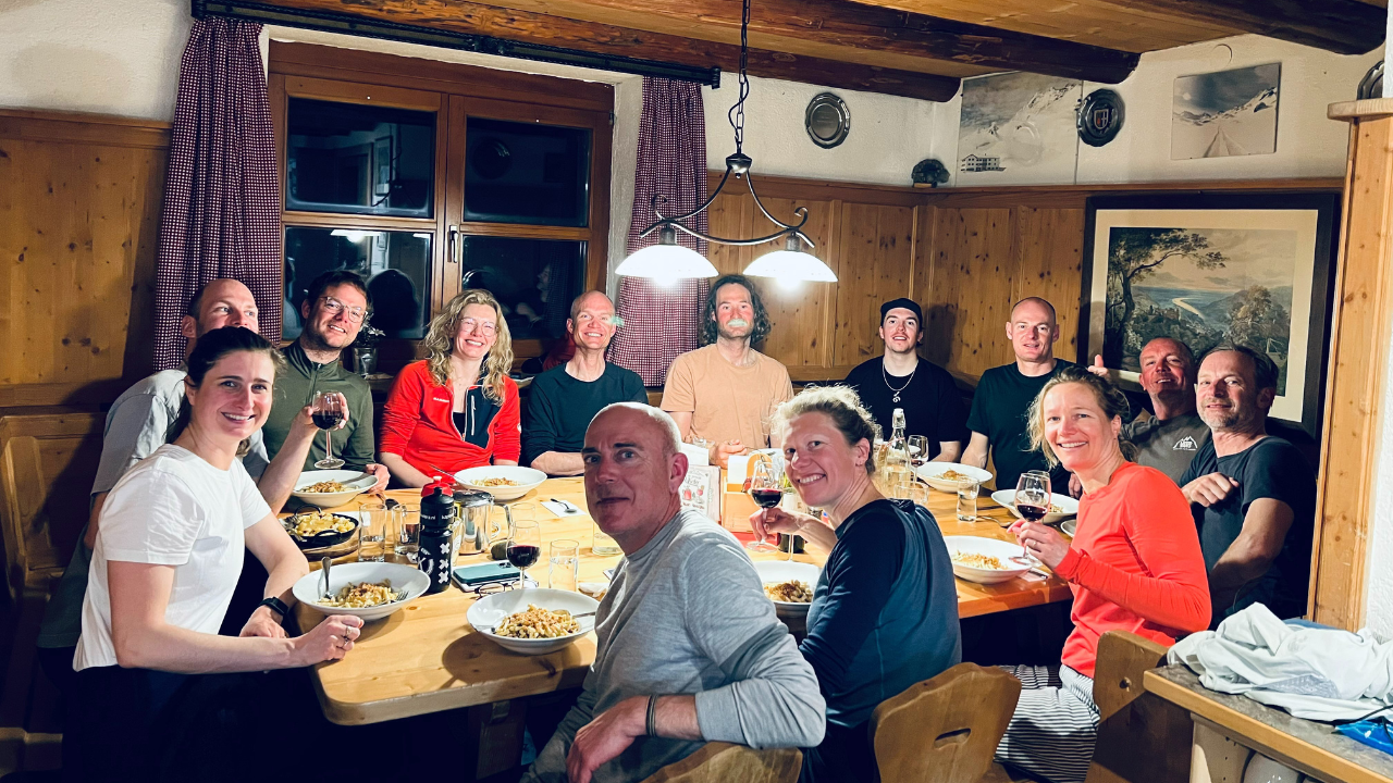 Groepsfoto van een toerskigroep in de Heiderberger Hutte