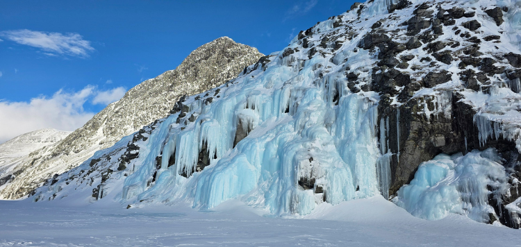 Bevroren waterval tijdens de Backcountry Rondane reis