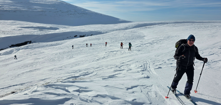 8 Langlaufers in een schitterende witte sneeuwomgeving