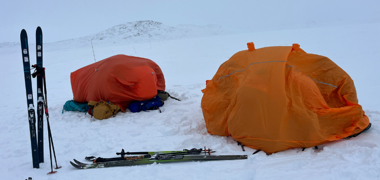 Lunchpauze op de Backcountry reis in Noorwegen. Je ziet twee bothies waarin je uit de wind kan lunchen