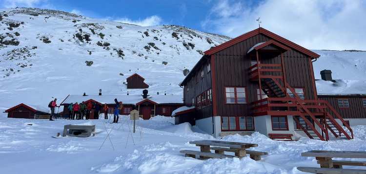 Een scandinavische hut waar de groep langlaufers heeft overnacht tijdens hun trekking