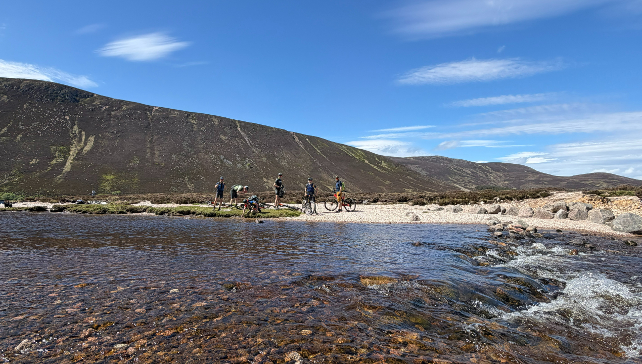 Loch Muick waar 6 mountainbikers pauze houden