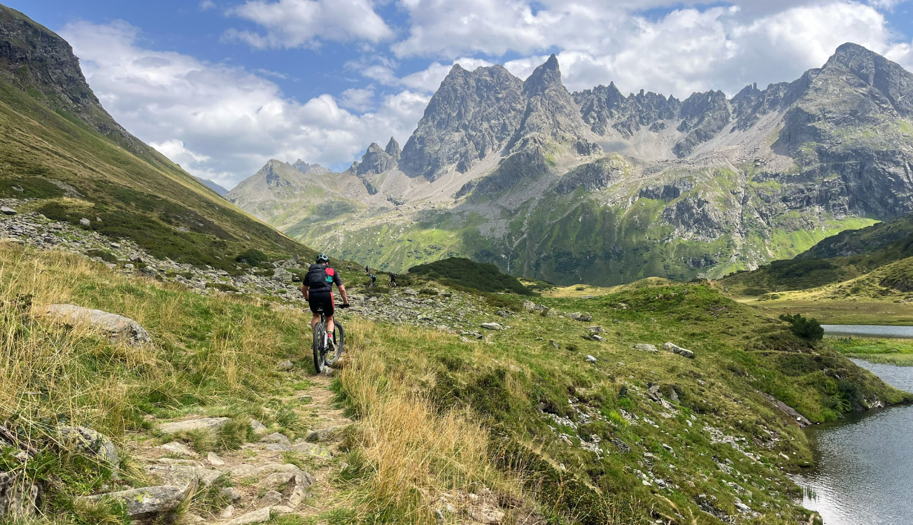 Een groep MTB'ers die een berg beklimt