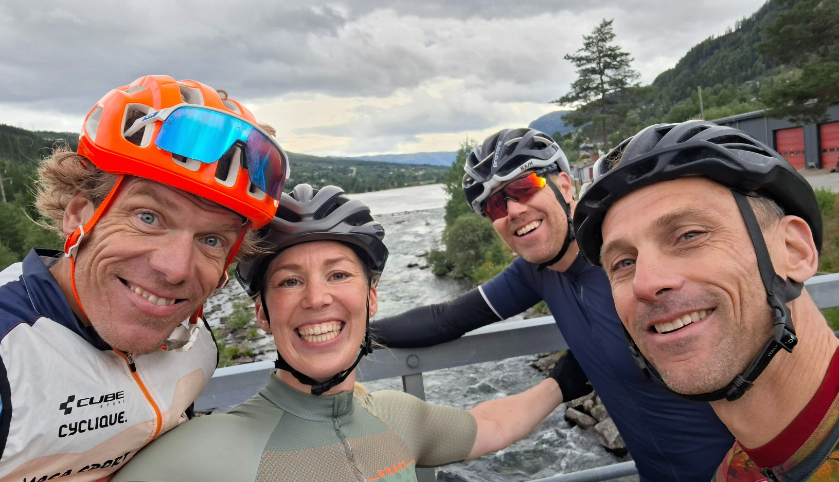 Groepsselfie van drie deelnemers + gids tijdens etappe 5