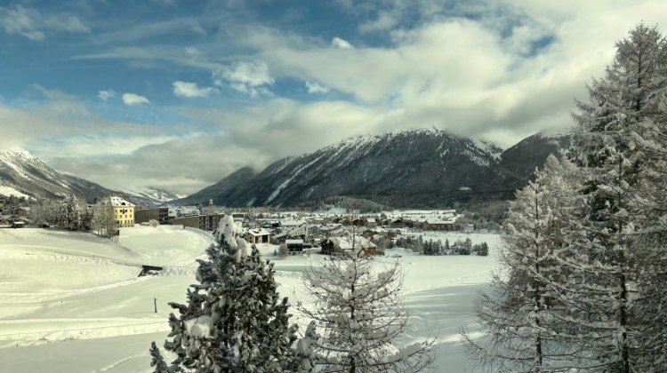 Foto van een besneeuwd dorp in een dal