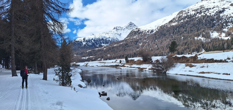 Langlaufer op een loipe langs een rivier