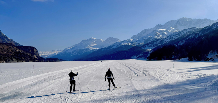 Twee langlaufers op een meer