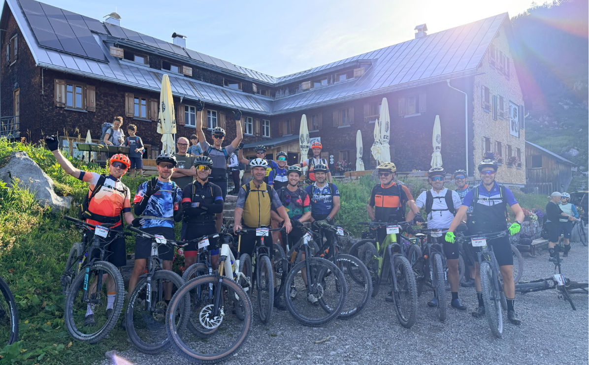 Groepsfoto voor de Freiburger Hutte