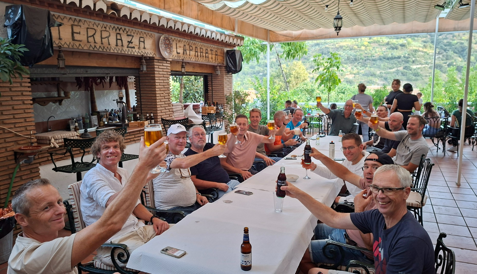 Groepsfoto van alle deelnemers van deze reis. Proostend met een koud drankje