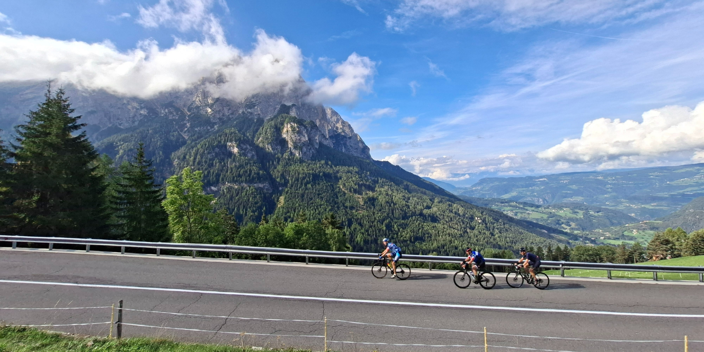 Drie racefietsers in een schitterend uitzicht