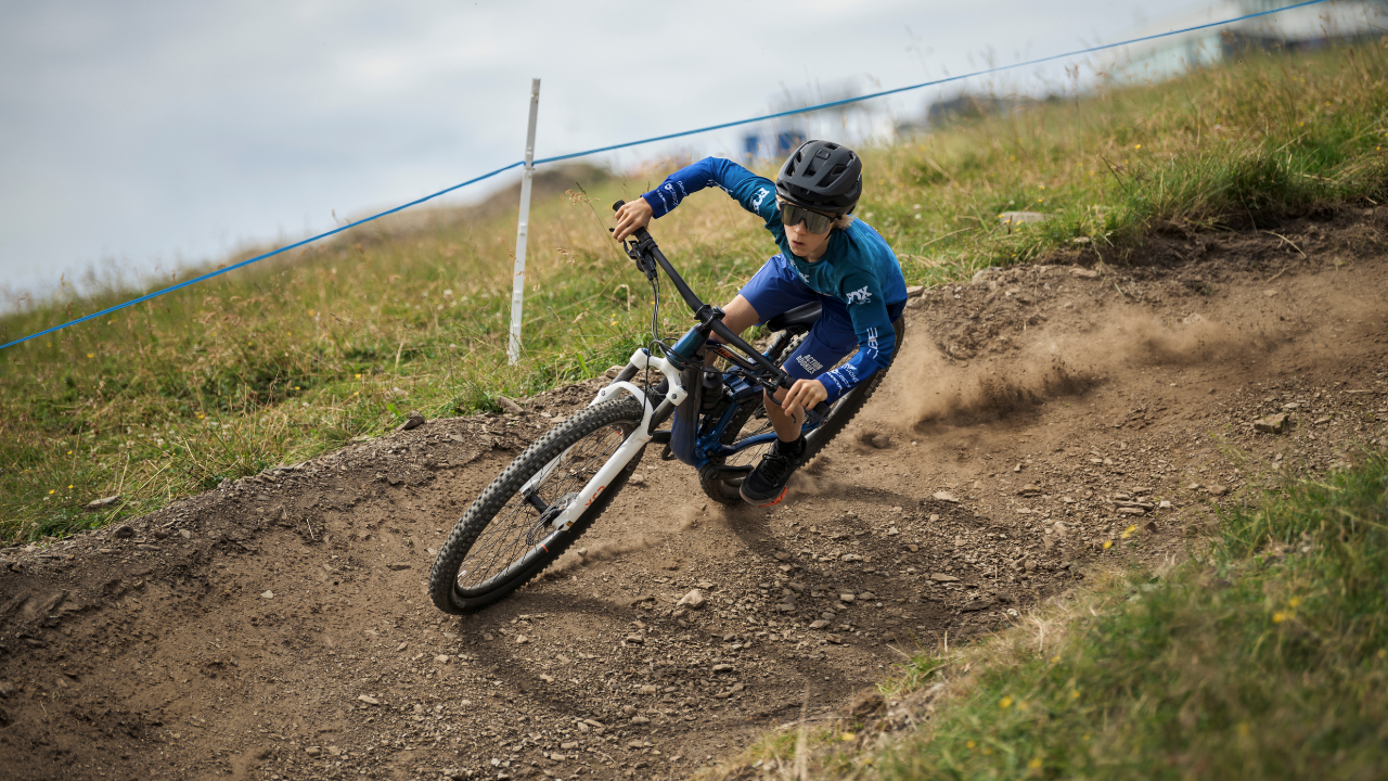Een kind op een MTB op een trail