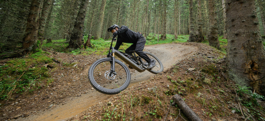 Een Cube mtb'er op een trail