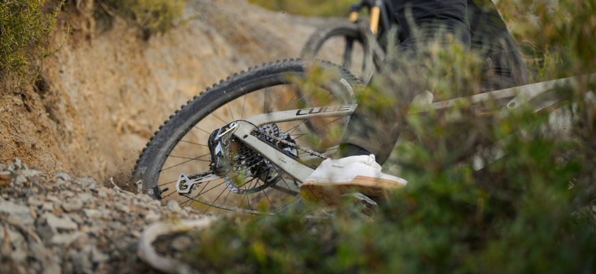 Achterband van een MTB door het gravel