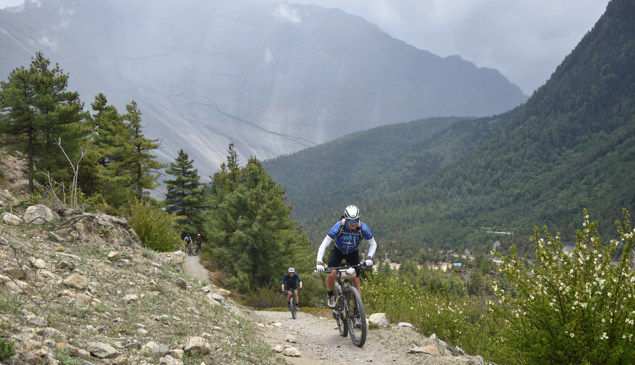 Vier fietsers rond de Annapurna