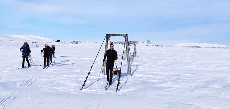 Skieen door een bruggetje