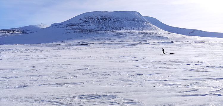 Skier op vlakte voor berg