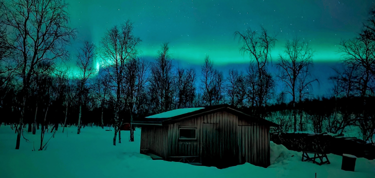 Een afgelegen hut onder het Noorderlicht