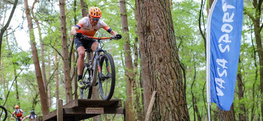 Vasa Gids Rick die MTB jump doet