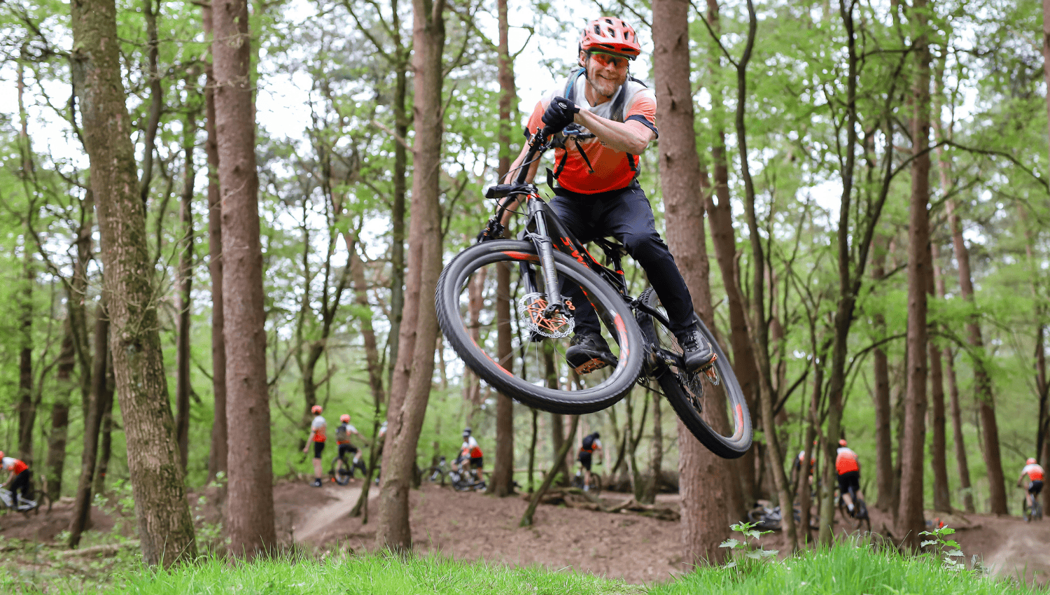 Vasa gids midden in een bikejump
