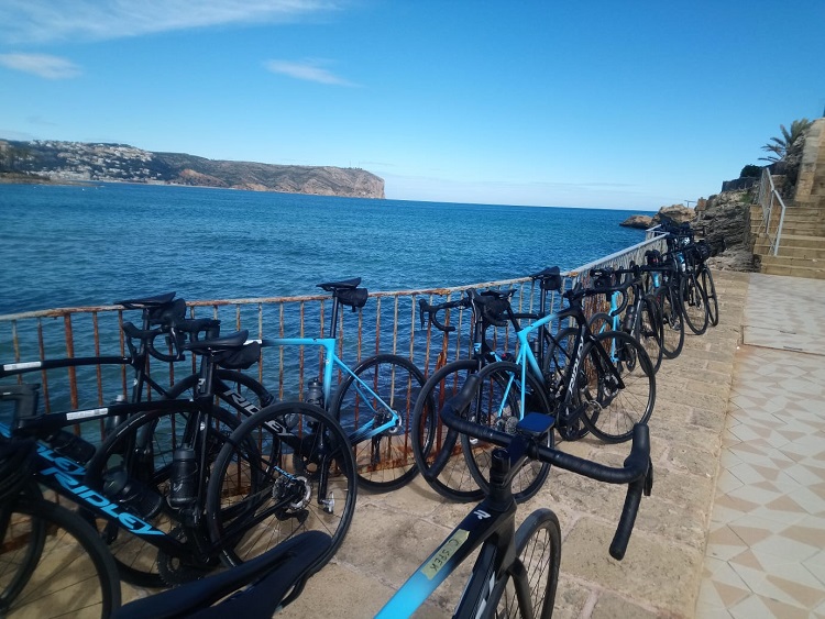 Fietsen aan zee tijdens de racefietsreis Vasa Sport