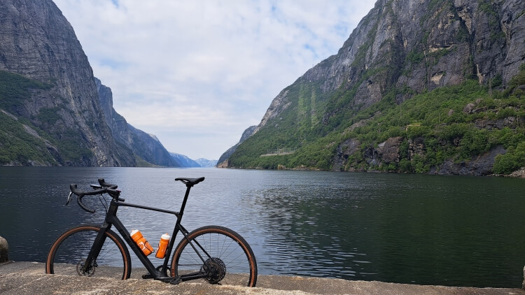 Bergmeer met gravelbike in Noorwegen