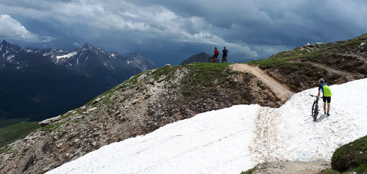 mtb-transalp-tocht-engadin-panorama-afdalen