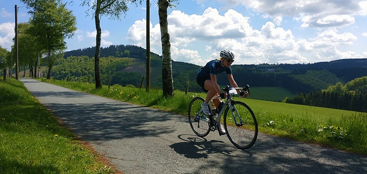 racefiets-wielren-weekend-duitsland-sauerland-clinic-les-klimmen-dalen