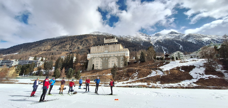 Groep langlaufers die in het Engadin staan op de ski's
