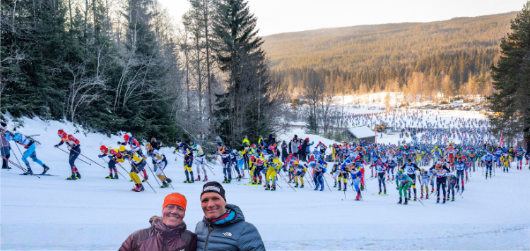 Jacomina en Machiel. Instructeurs van het Vasaloppet Traject. Voor een berg waarop deelnemers aan de Vasaloppet omhoog skien