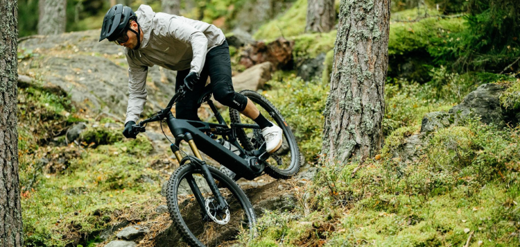 MTB'er op een trail met MIPS helm op