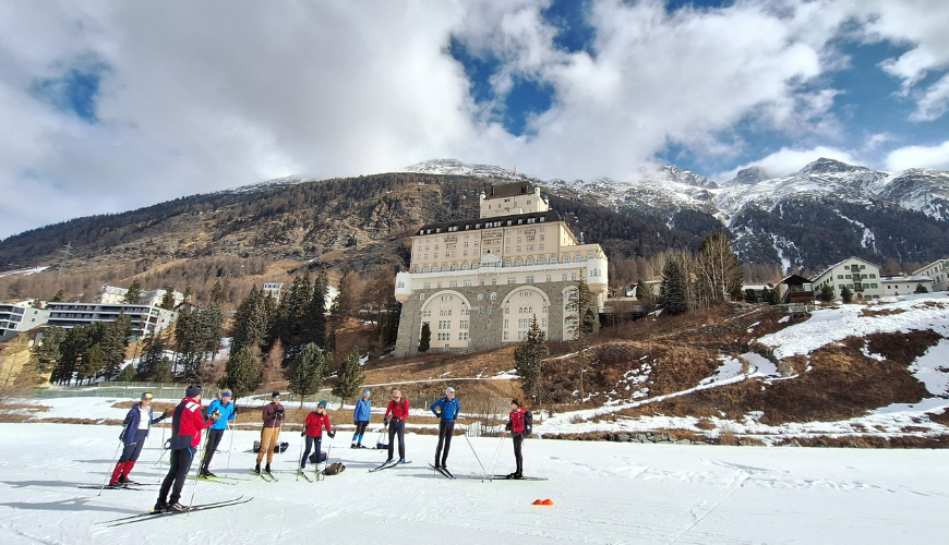 Groep langlaufers die in het Engadin staan op de ski's