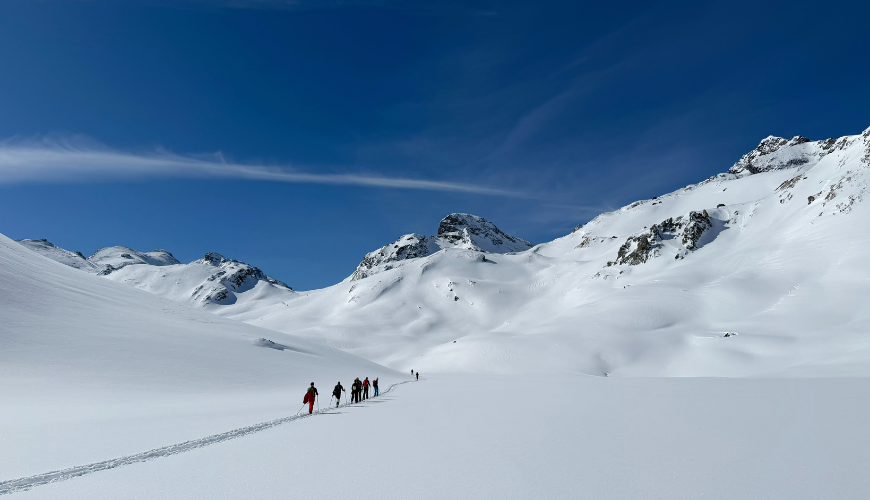 Een groep tourskiers die door het Silvretta gebergte lopen