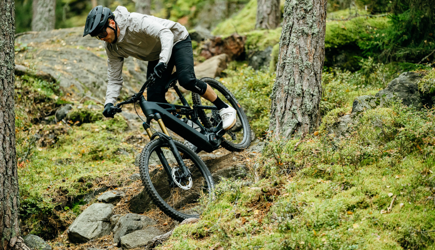 MTB'er op een trail met MIPS helm op