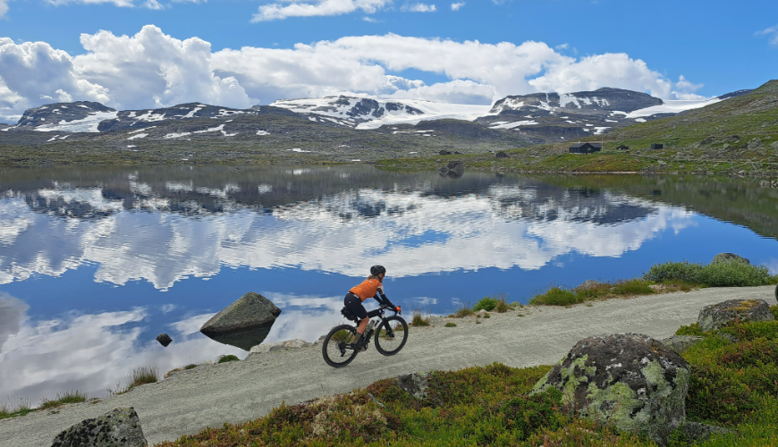 Een gravelbiker in Noorwegen
