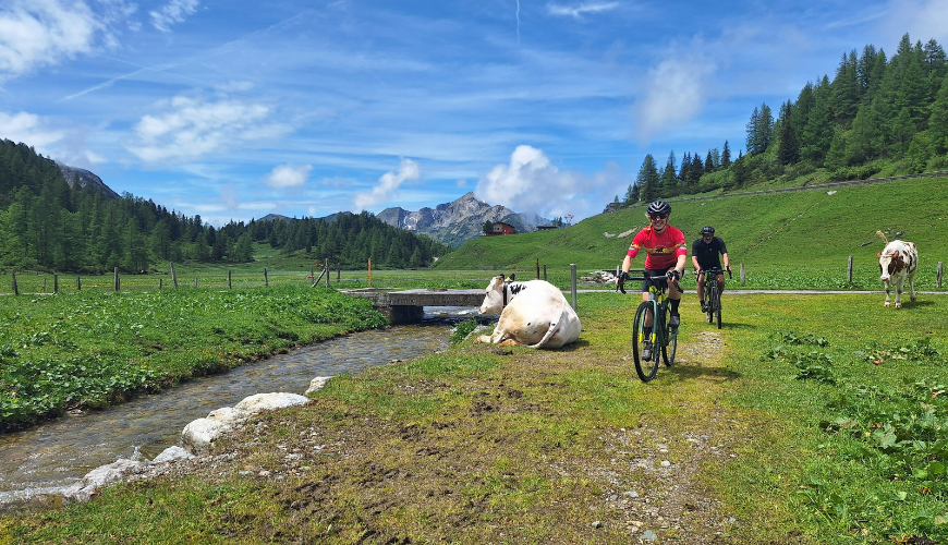 Twee gravelbikers in de Alpen