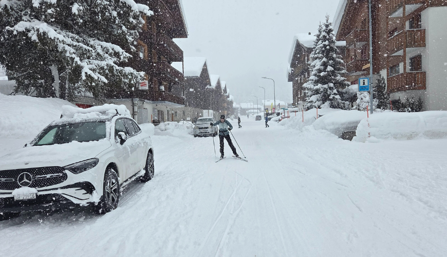 Een langlaufer die midden door Obergoms skied