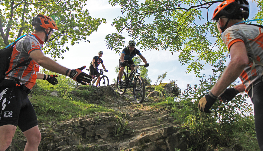 Twee Vasa Sport gidsen die aanwijzingen geven aan een MTB'er