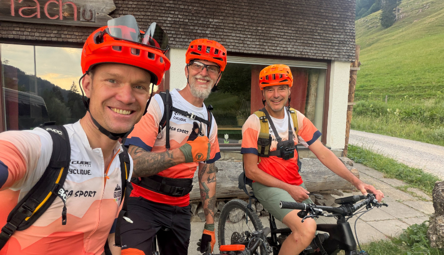 Selfie van drie Vasa Sport gidsen op verkenning